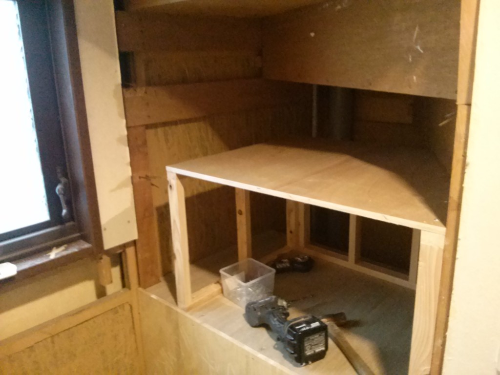 収納棚造作工事階段下の空きスペースを使って収納棚を造ります。