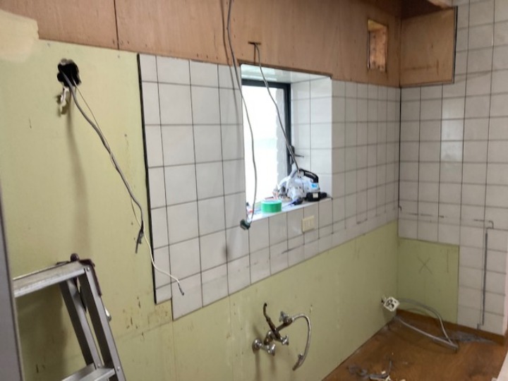 キッチン解体後、給排水工事、電気移設後、キッチンパネルを貼っていきます。