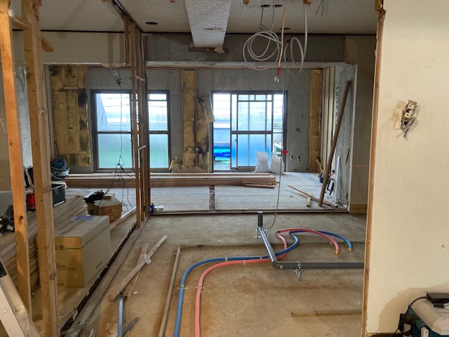 キッチンを壁付けから対面に変更するため既定の位置に給水給湯配管、排水、ガスを持っていきます。