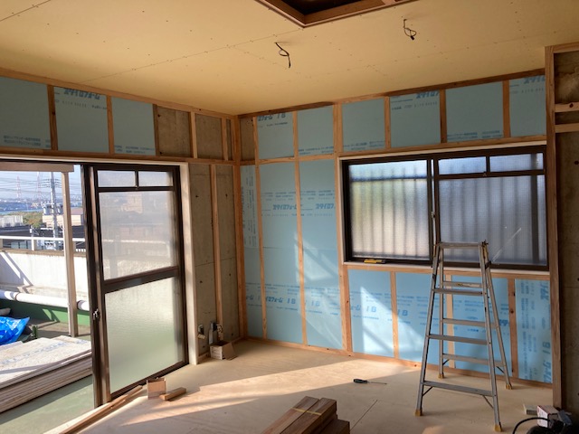 外部に面する部分には断熱材を入れていきます。