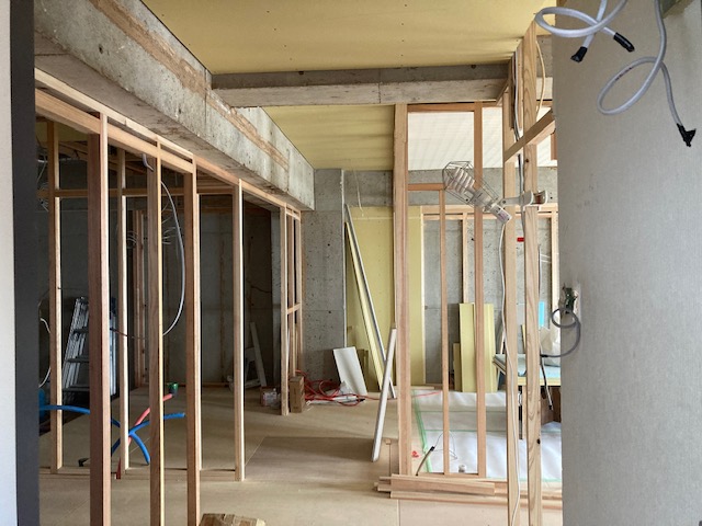 床施工後、天井、壁下地木工事になります。