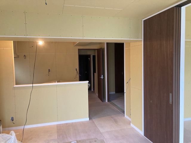 壁、天井、施工後壁をクロスで貼っていきます。