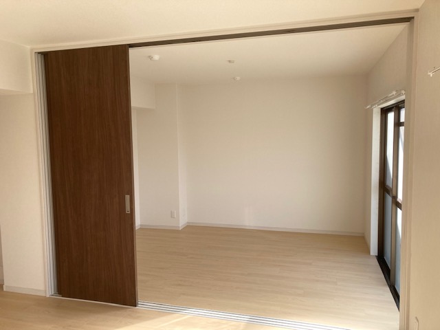 元々2間続きの和室を洋間に変更いたしました。