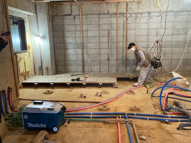 配管施工後、床を組んでいきます。今回は置床工法で施工いたします。