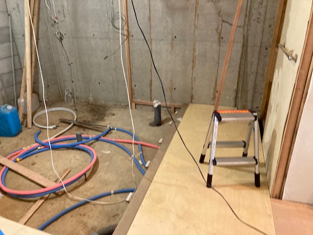 配管後床を造っていきます。