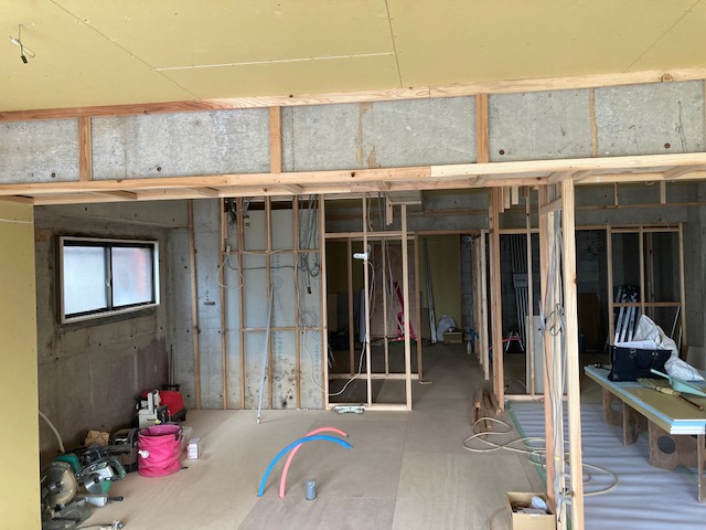 解体後、給排水移設等を行います。