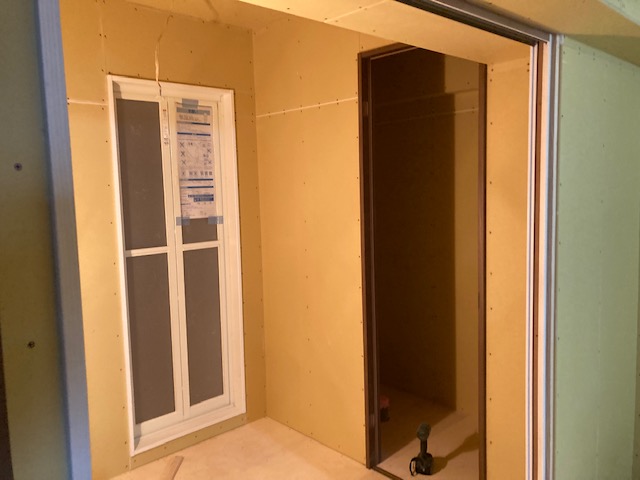 ユニットバス設置後、クロスを貼ります。