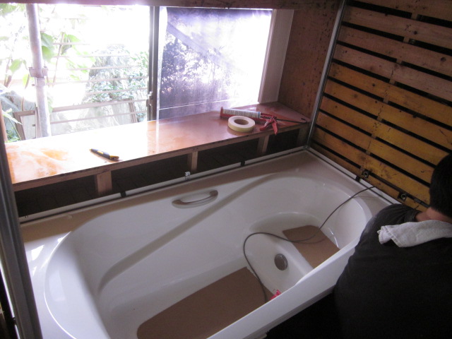 浴槽が窓にかぶるため20cm土台を作って対応致しました。