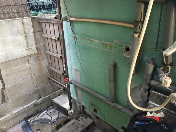 新しい給湯器を取り付けます