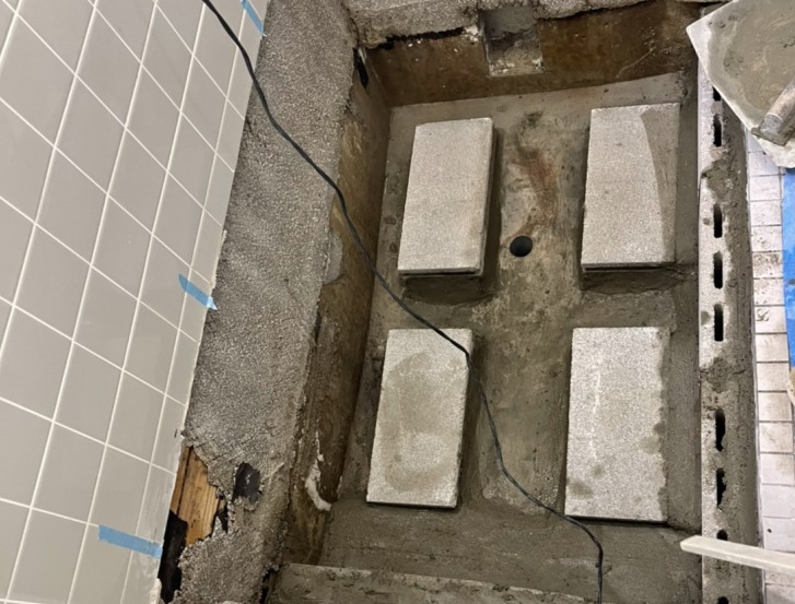 既存の浴槽を取り外して高さを調整します。