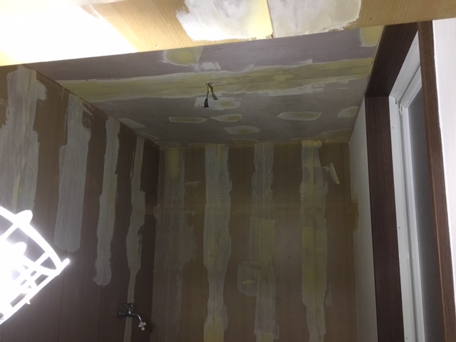 洗面も同様下地がプリントべニアでしたのでパテで下地を調整して壁紙が付きやすい様に専用のプライマーを塗ります。