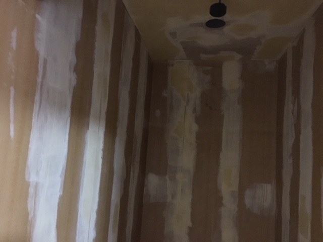 下地がプリントべニアでしたのでパテで下地を調整して壁紙が<br />
付きやすい様に専用のプライマーを塗ります。