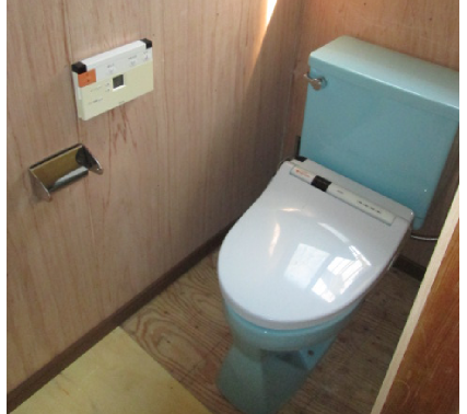 施工中床、壁仕上げのための下地コンパネ、べニアを貼ります。<br />トイレは毎日つかいますので一日で終わりませんので、今までのトイレを仮付けします。