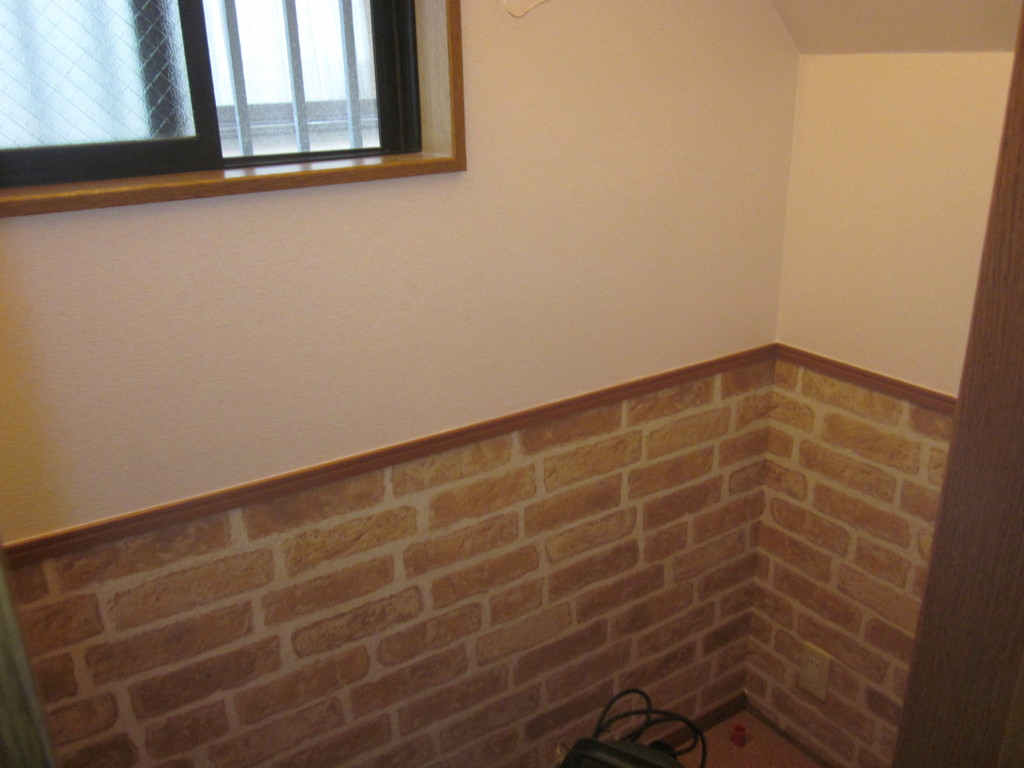 施工中天井、壁クロス、床クッションフロア貼り