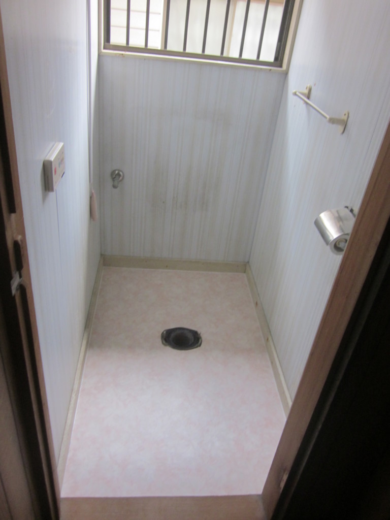 施工中床クッションフロア貼り