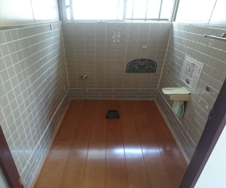 フローリングを貼ります