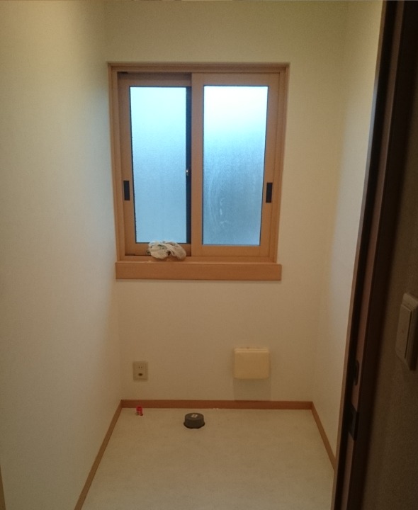 便器を取り外してカウンターを付けるため壁を補強し床CF、壁クロスで仕上げます