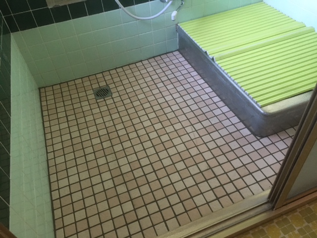 浴室施工後床のヒヤッとを軽減できるサーモタイルに張替ました。