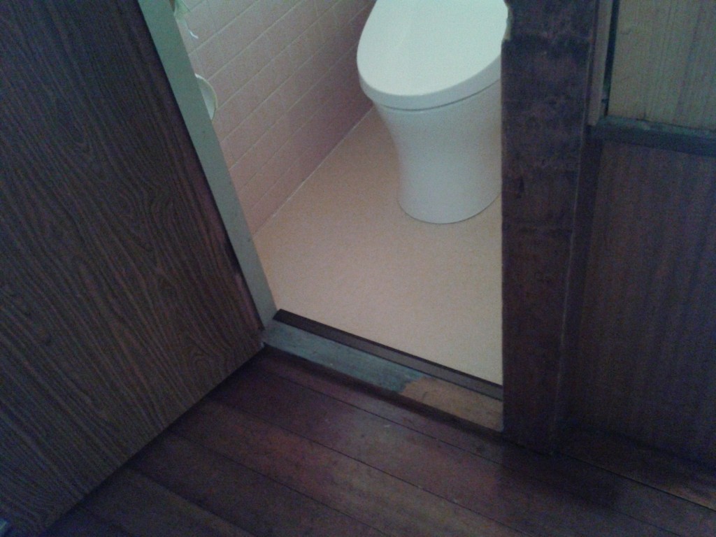 床にクッションフロアをはりました。