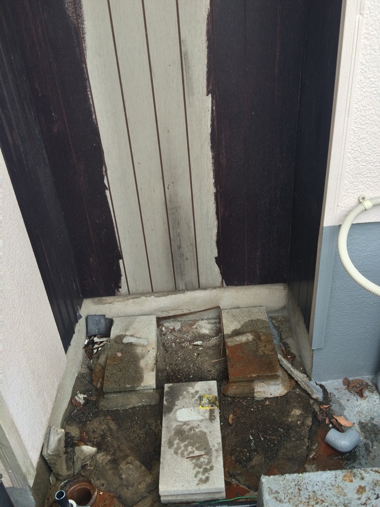 電気温水器を取り外します