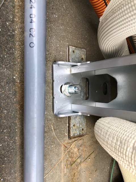 新しいエコキュート据え付けエコキュート設置前にステンレスのアンカーボルトでしっかり固定した後、配管工事をします。