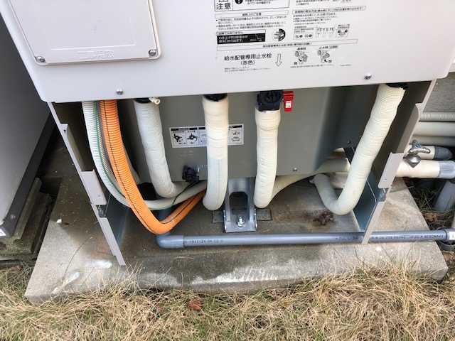 エコキュートタンクに水が入ると400㌔から５００㌔の重さにおなるので錆びないステンレスボルトでしっかり固定します。