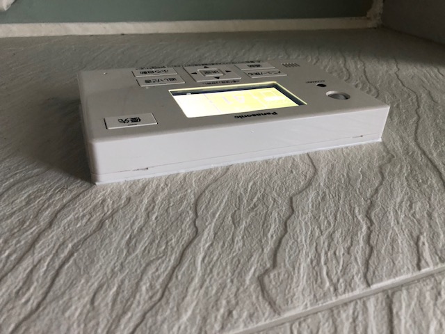 浴室リモコンは水が入らないようしっかりコーキングします。してない場合メーカー保証が効かない場合があります。