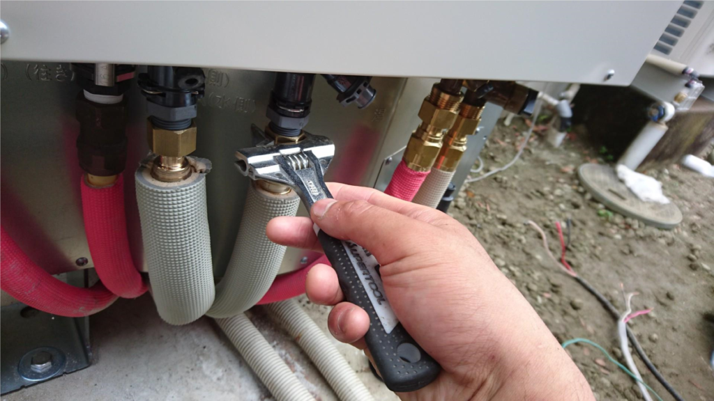 新しいエコキュ-ト据え付け、配管工事ヒートポンプの配管部材は９０度の熱にも耐えられる丈夫なアルミ三層菅を使用しています。安いポリエチレン管は使用しません。後々熱に耐えれなくなって破裂する恐れがありますので、高くても丈夫なアルミ三層菅を使用します。