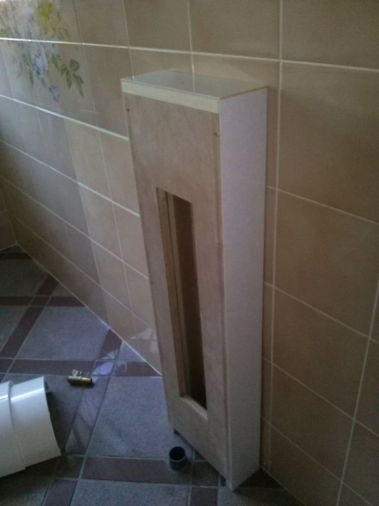 施工中手洗い器は排水の位置が合いませんでしたので壁を造作しました。