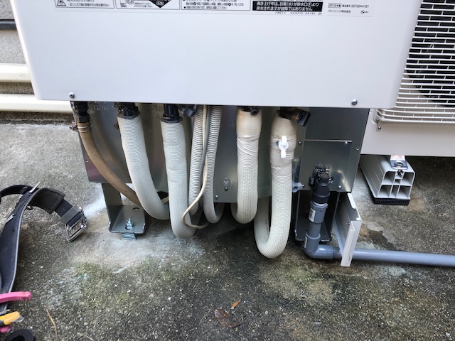 新しいエコキュート据え付けエコキュート設置前にステンレスのアンカーボルトでしっかり固定した後、配管工事をします。<br />エコキュートタンクに水が入ると400㌔から５００㌔の重さにおなるので錆びないステンレスボルトでしっかり固定します。