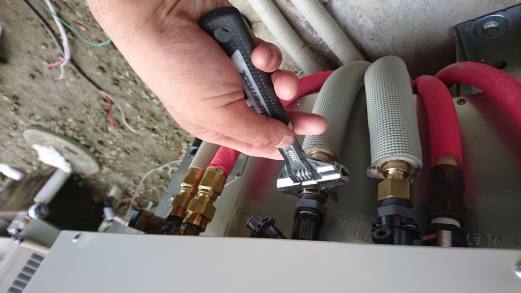 新しいエコキュ-ト据え付け、配管工事ヒートポンプの配管部材は９０度の熱にも耐えられる丈夫なアルミ三層菅を使用しています。安いポリエチレン管は使用しません。後々熱に耐えれなくなって破裂する恐れがありますので、高くても丈夫なアルミ三層菅を使用します。