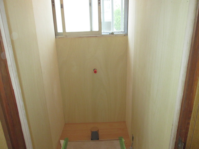 クロスを貼るための下地べニアを貼ります。