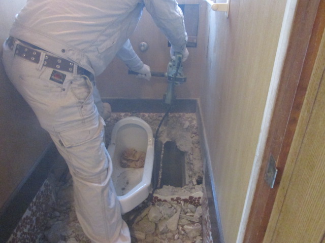 床をハツていきます