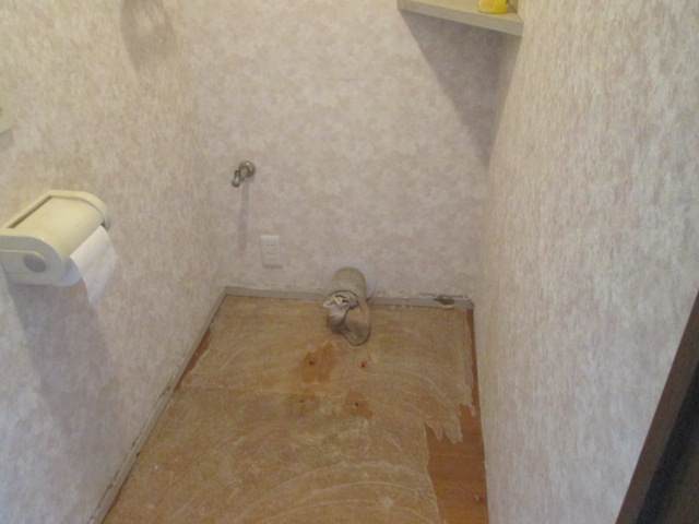 便器を取り外しました。これから床のクッション<br />フロアを貼り替えます。