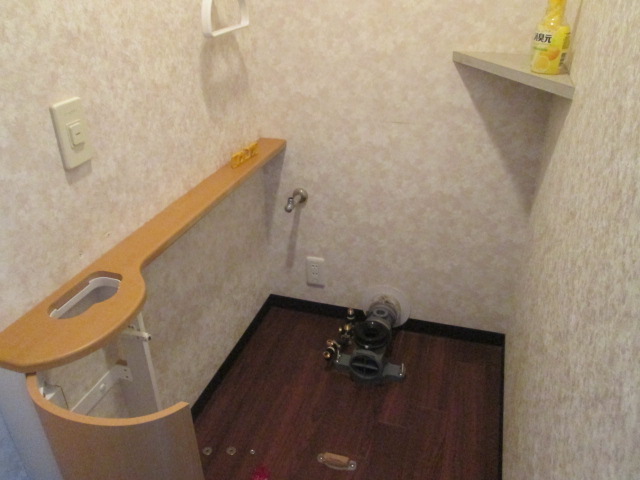 落ち着いたブラウンの床になりました！！<br />次はカウンターの取り付けです。