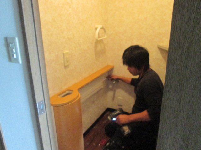 落ち着いたブラウンの床になりました！！<br />次はカウンターの取り付けです。