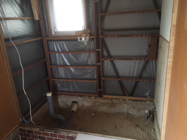 壁、床解体後、給水排水を移設します。<br />断熱材が入っていませでしたので断熱材を入ます。