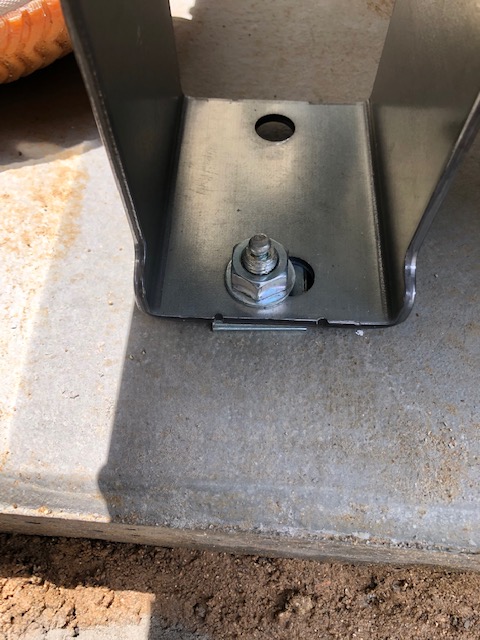 エコキュート設置後にステンレスのアンカーボルトでしっかり固定し,<br />配管tつなぐ工事をします。<br />エコキュートタンクに水が入ると400㌔から５００㌔の重さにおなるので錆びないステンレスボルトでしっかり固定します。