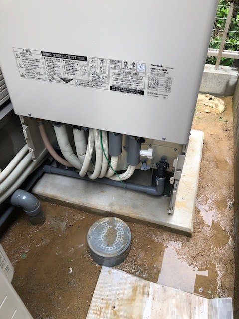 ヒートポンプの配管部材は９０度の熱にも耐えられる丈夫なアルミ三層菅を使用しています。安いポリエチレン管は使用しません。後々熱に耐えれなくなって破裂する恐れがありますので、高くても丈夫なアルミ三層菅を使用します。