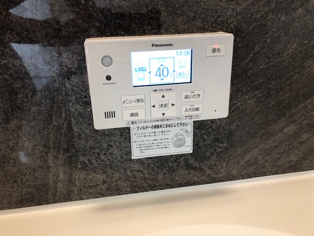 浴室リモコン施工後浴室リモコンは水が入らないようしっかりコーキングします。