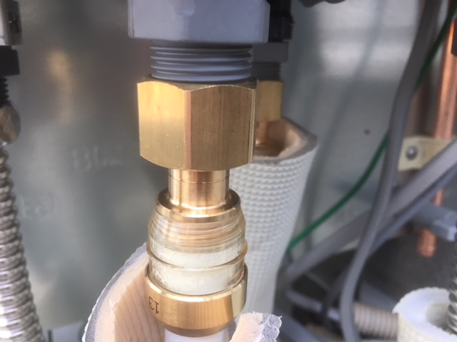 ヒートポンプの配管部材は９０度の熱にも耐えられる丈夫なアルミ三層菅を使用しています。安いポリエチレン管は使用しません。後々熱に耐えれなくなって破裂する恐れがありますので、高くても丈夫なアルミ三層菅を使用します。