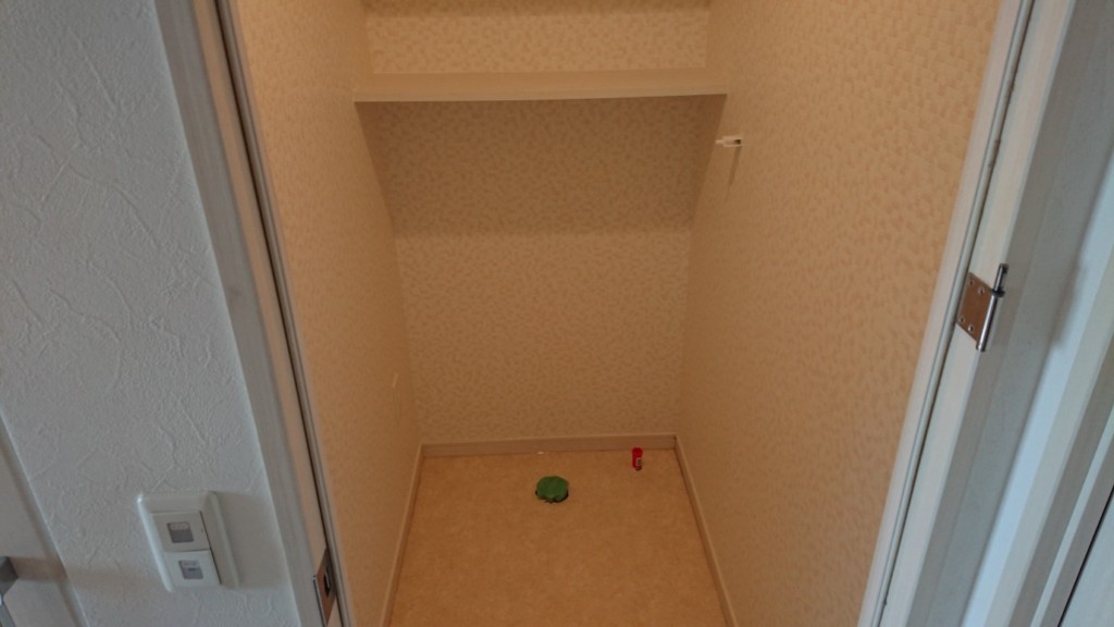 施工中　トイレ取り外し後、壁、天井クロス、床はクッションフロアで仕上げます。