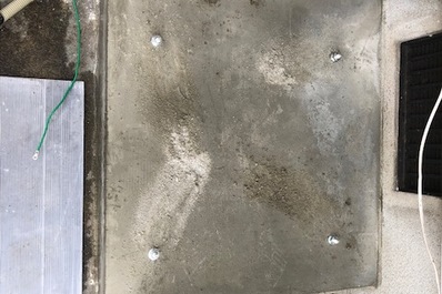 コンクリート土台に打ち込んだアンカーボルトで貯湯タンクをしっかり固定します。