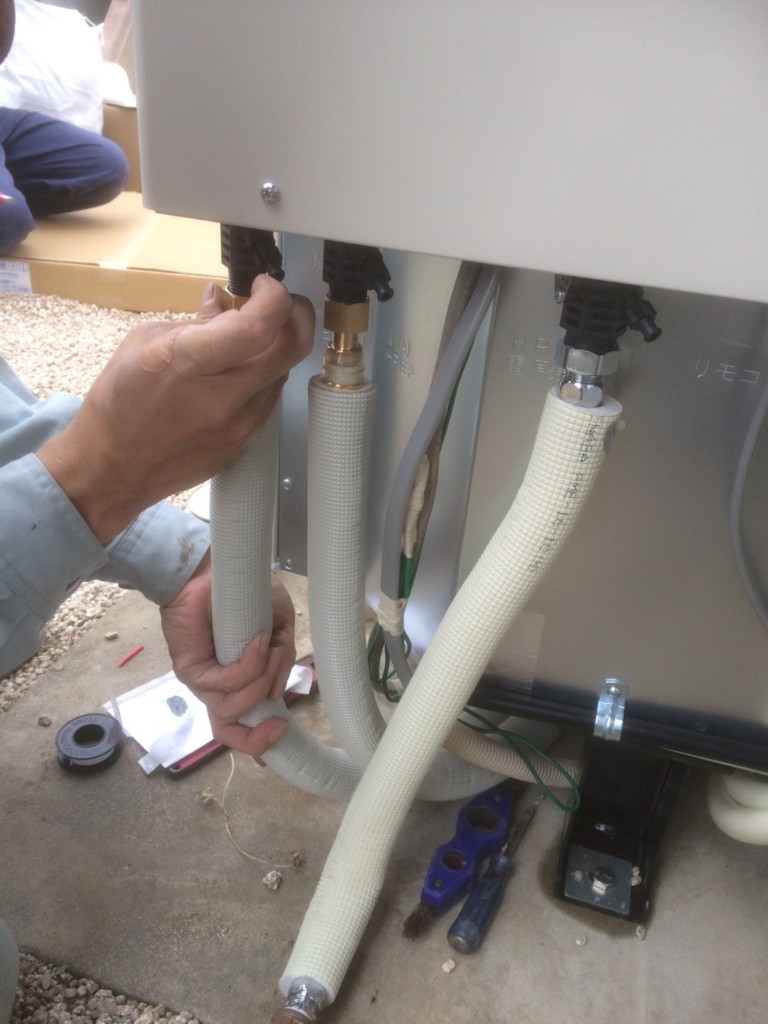 新しいエコキュート据え付け