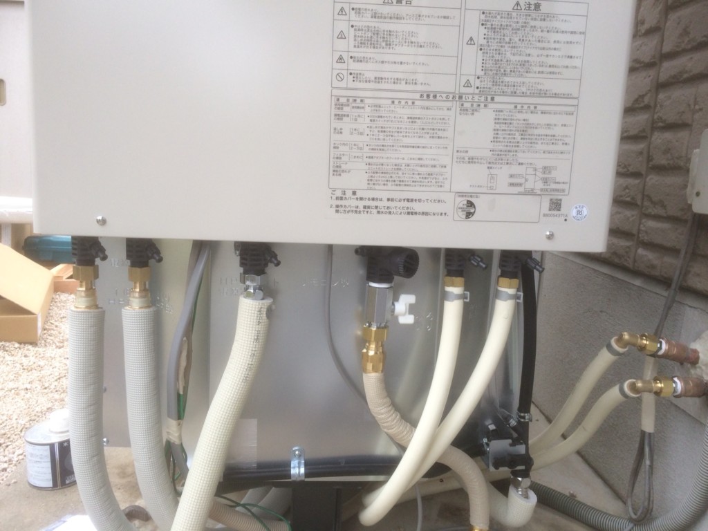 ヒートポンプの配管部材は９０度の熱にも耐えられる丈夫なアルミ三層菅を使用しています。安いポリエチレン管は使用しません。後々熱に耐えれなくなって破裂する恐れがありますので、高くても丈夫なアルミ三層菅を使用します。<br />