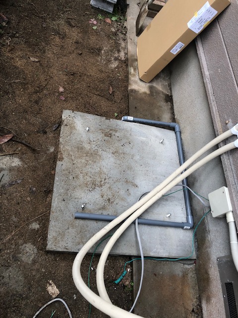 既存の石油ボイラーを撤去して土間を打ちます。配管関係も長さが足りないため、延長しエコキュートへつなぎ込みます。