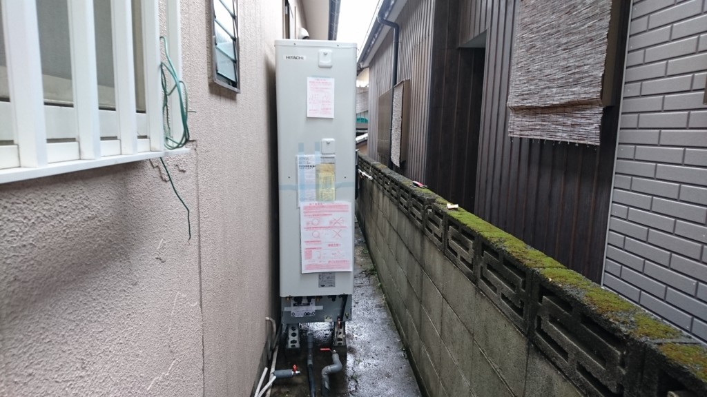 新しいエコキュートを据え置きます。