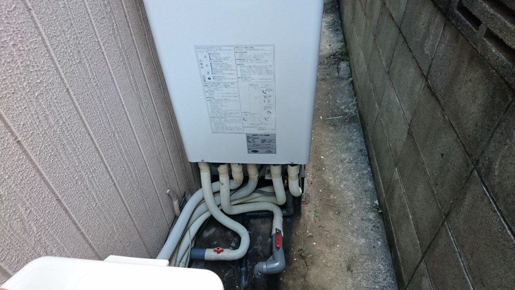 配管は９０度の熱にも耐えられる丈夫なアルミ三層菅を使用しています。