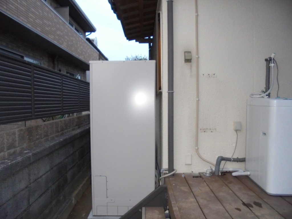 給湯器を取り外してエコキュートを置きます