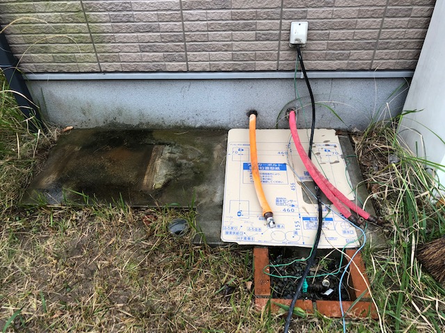 配管関係も長さが足りないため、延長しエコキュートへつなぎ込みます。